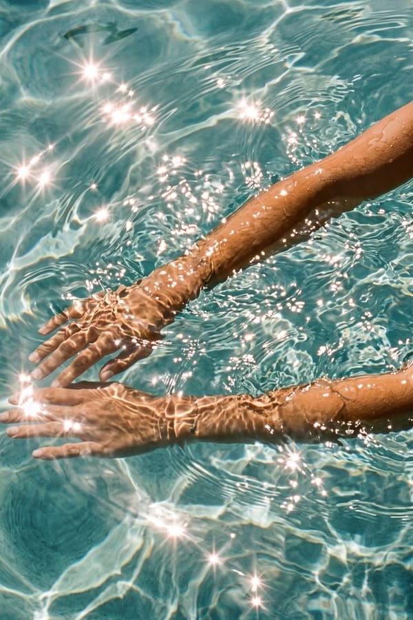Agua turquesa e transparente do tanque, com o sol a bater na superficie.