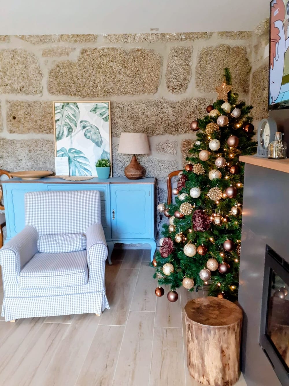 A arvore de Natal junto a parede de granito da sala.