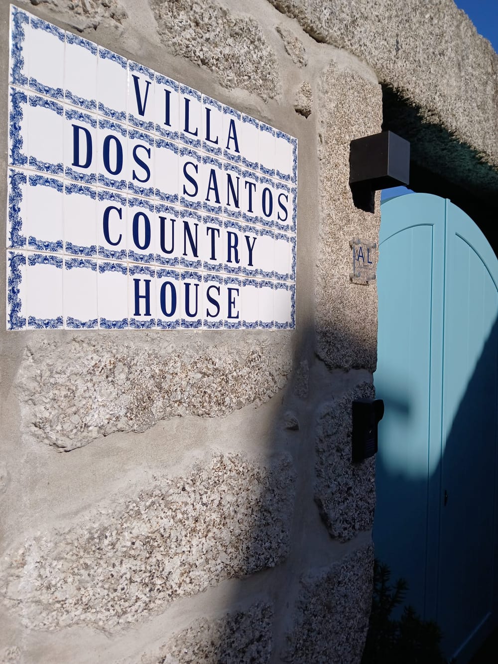 A placa de granito com o nome da casa a entrada.