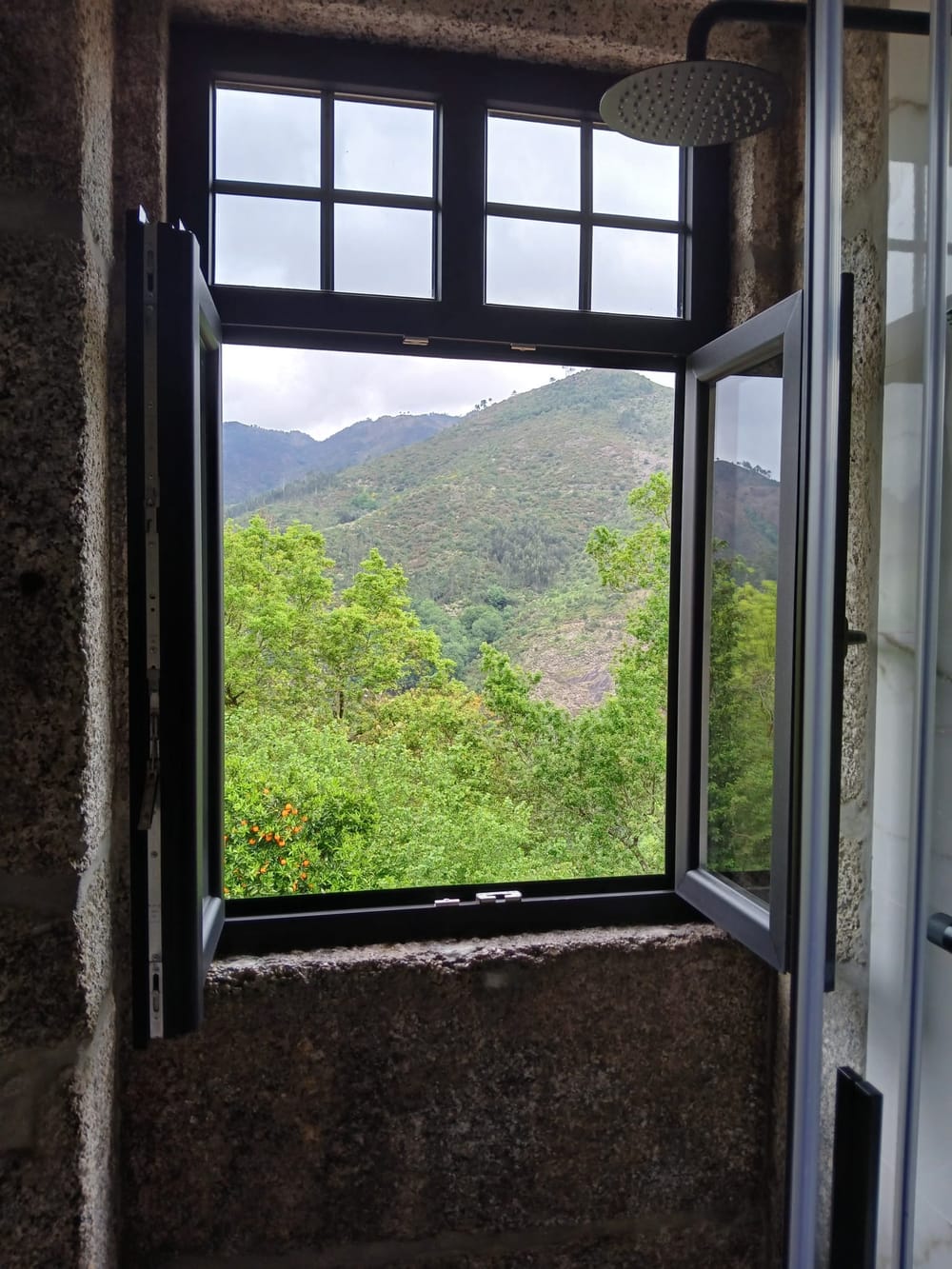 A janela do banho do Quarto Azul, aberta sobre o verde.